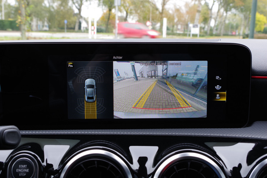 Mercedes-Benz A-Klasse 200 164 PK Automaat AMG-Line Business Solutions, Night-Pakket, Panoramadak, LED, Camera, Leder-Alcantara
