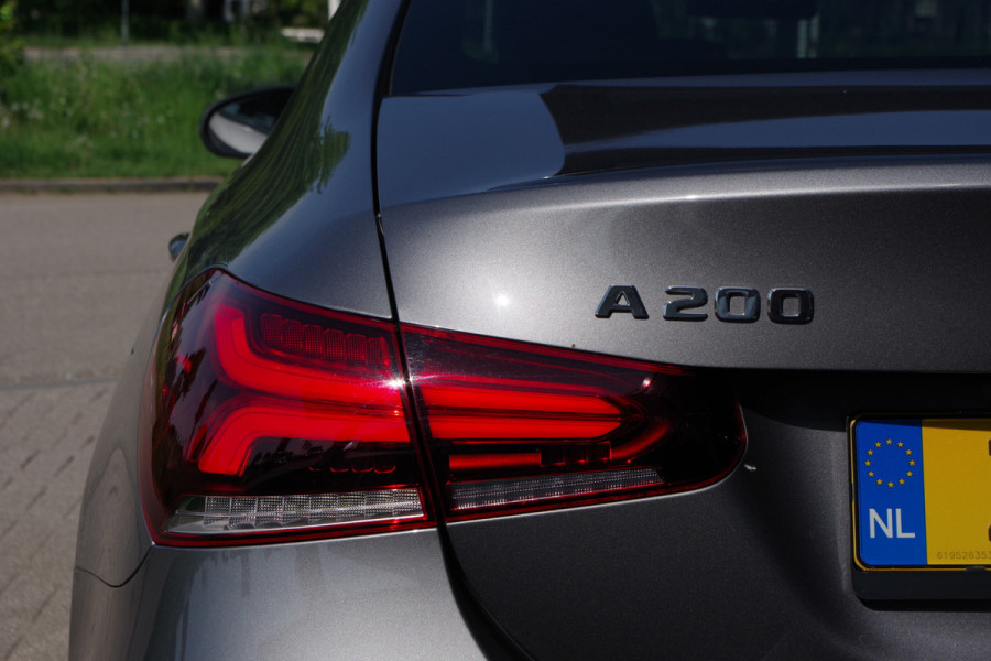 Mercedes-Benz A-Klasse 200 164 PK Automaat AMG-Line Business Solutions, Night-Pakket, Panoramadak, LED, Camera, Leder-Alcantara