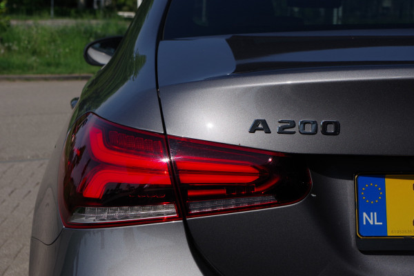 Mercedes-Benz A-Klasse 200 164 PK Automaat AMG-Line Business Solutions, Night-Pakket, Panoramadak, LED, Camera, Leder-Alcantara