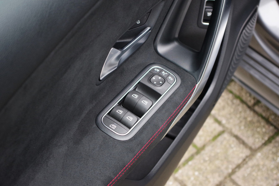 Mercedes-Benz A-Klasse 200 164 PK Automaat AMG-Line Business Solutions, Night-Pakket, Panoramadak, LED, Camera, Leder-Alcantara