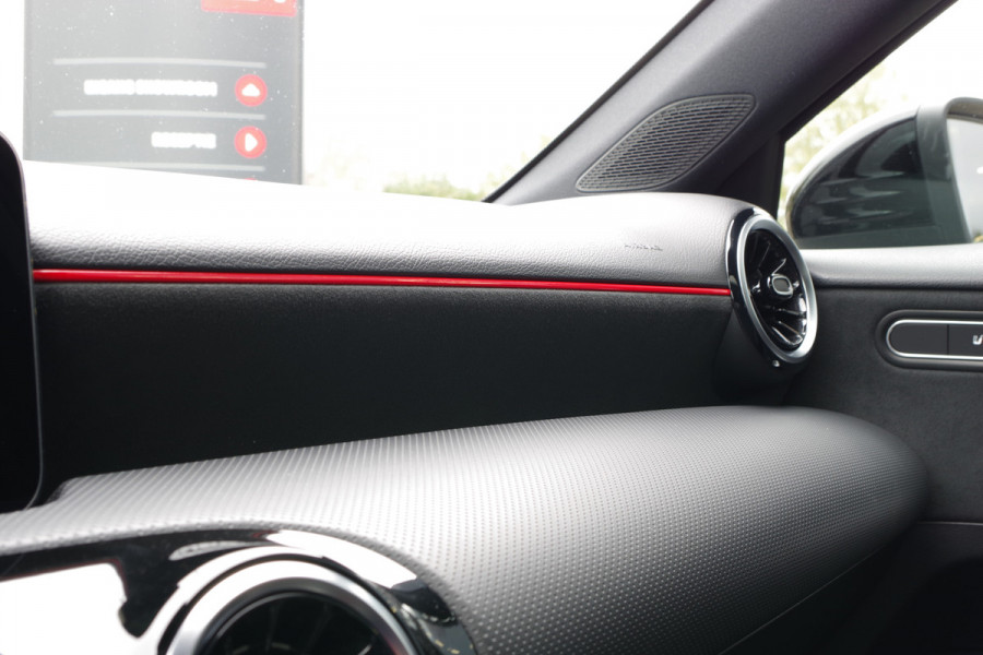 Mercedes-Benz A-Klasse 200 164 PK Automaat AMG-Line Business Solutions, Night-Pakket, Panoramadak, LED, Camera, Leder-Alcantara
