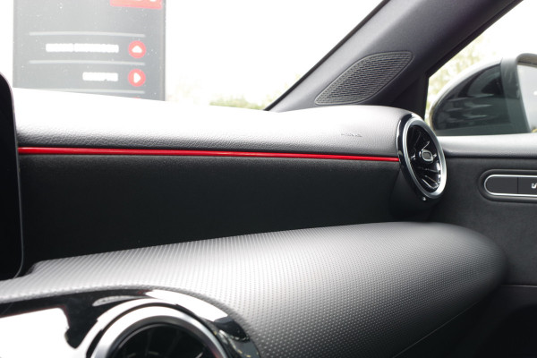 Mercedes-Benz A-Klasse 200 164 PK Automaat AMG-Line Business Solutions, Night-Pakket, Panoramadak, LED, Camera, Leder-Alcantara