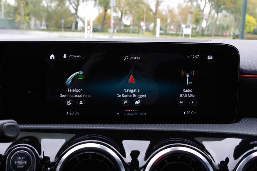 Mercedes-Benz A-Klasse 200 164 PK Automaat AMG-Line Business Solutions, Night-Pakket, Panoramadak, LED, Camera, Leder-Alcantara