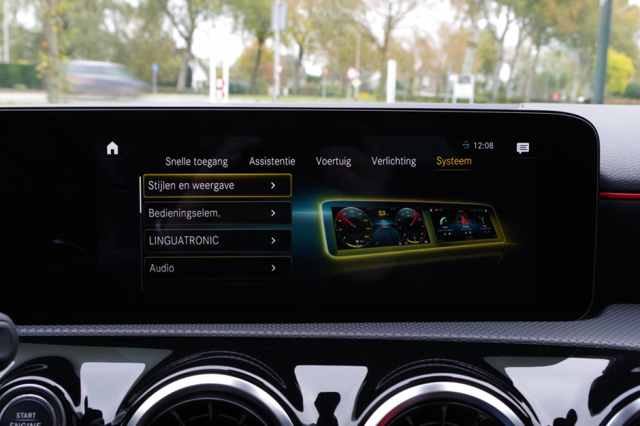 Mercedes-Benz A-Klasse 200 164 PK Automaat AMG-Line Business Solutions, Night-Pakket, Panoramadak, LED, Camera, Leder-Alcantara