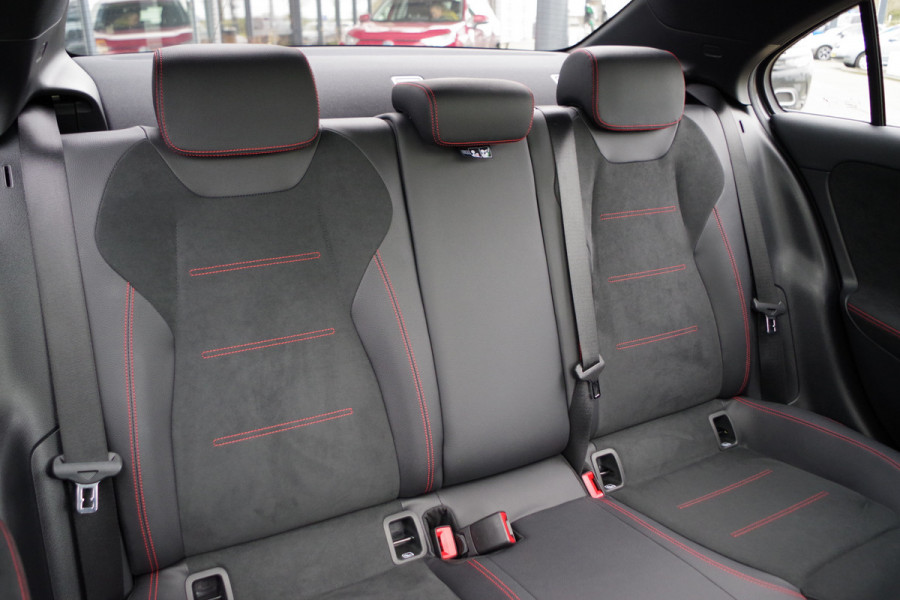 Mercedes-Benz A-Klasse 200 164 PK Automaat AMG-Line Business Solutions, Night-Pakket, Panoramadak, LED, Camera, Leder-Alcantara