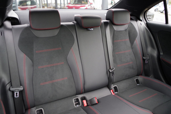 Mercedes-Benz A-Klasse 200 164 PK Automaat AMG-Line Business Solutions, Night-Pakket, Panoramadak, LED, Camera, Leder-Alcantara
