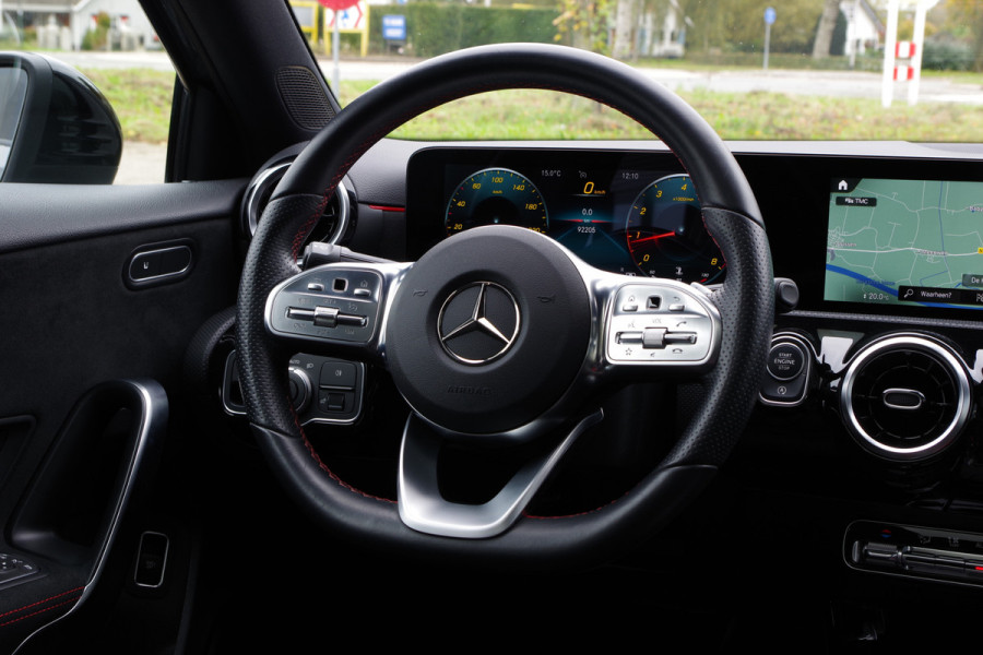 Mercedes-Benz A-Klasse 200 164 PK Automaat AMG-Line Business Solutions, Night-Pakket, Panoramadak, LED, Camera, Leder-Alcantara