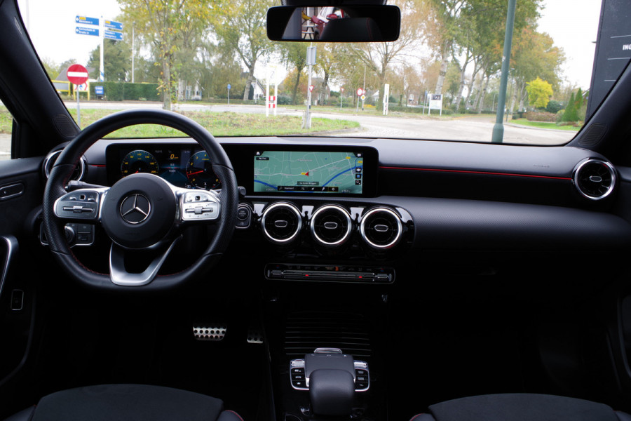 Mercedes-Benz A-Klasse 200 164 PK Automaat AMG-Line Business Solutions, Night-Pakket, Panoramadak, LED, Camera, Leder-Alcantara