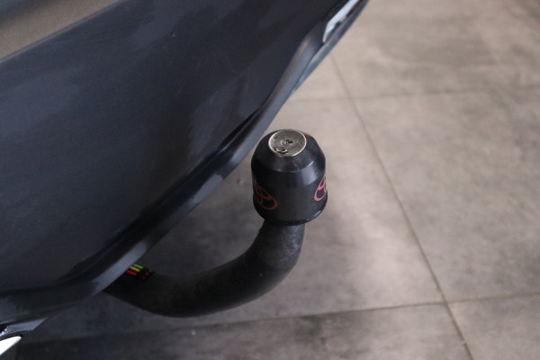 Toyota C-HR 2.0 Hybrid Executive Navigatie Cruise control 18LMV trekhaak DAB+