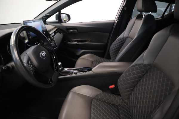 Toyota C-HR 2.0 Hybrid Executive Navigatie Cruise control 18LMV trekhaak DAB+