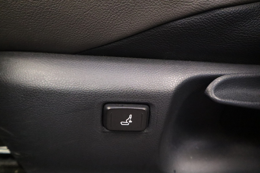 Toyota C-HR 2.0 Hybrid Executive Navigatie Cruise control 18LMV trekhaak DAB+