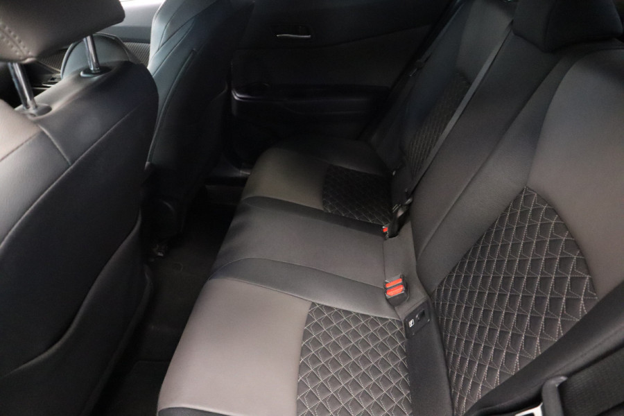 Toyota C-HR 2.0 Hybrid Executive Navigatie Cruise control 18LMV trekhaak DAB+