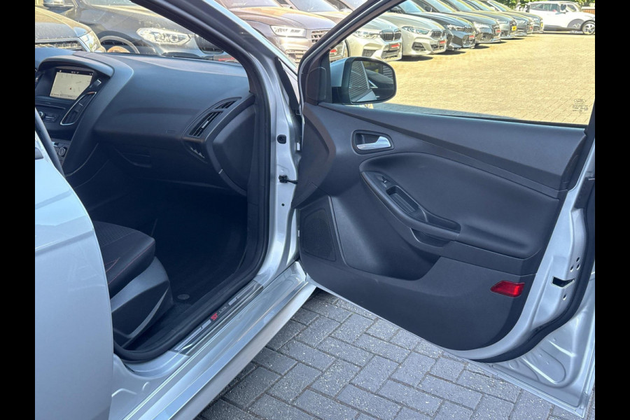 Ford FOCUS Wagon 1.5 ST-Line | Achteruitrijcamera | Trekhaak | SPORT | Climatronic airco | Sportvelgen | Navigatie / Multimedia |