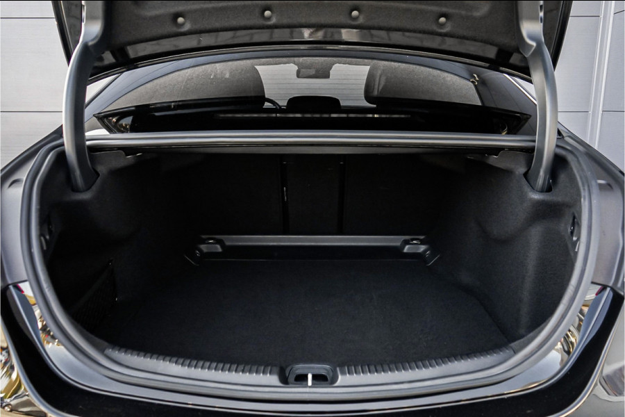 Mercedes-Benz C-Klasse 180 AMG Line Pano Night Leder 19"