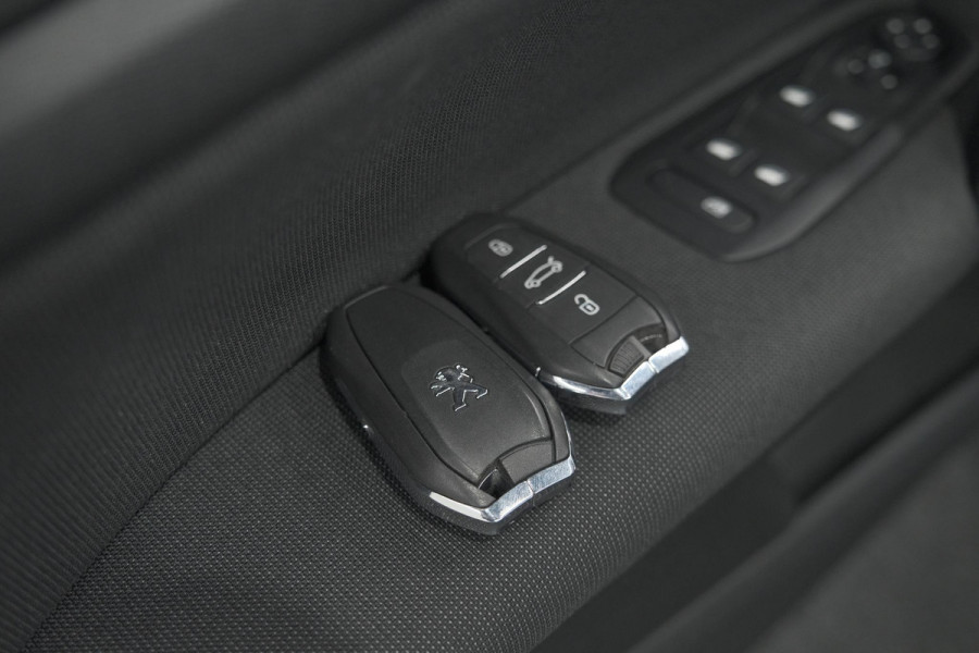 Peugeot 308 PureTech 130 EAT6 Allure | Trekhaak | Camera | Panoramadak | Apple Carplay