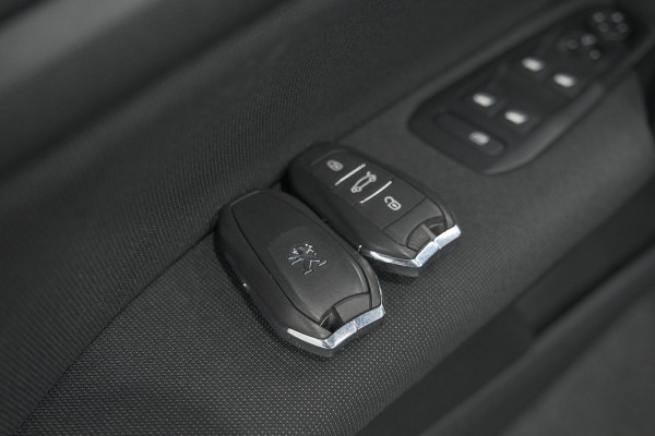 Peugeot 308 PureTech 130 EAT6 Allure | Trekhaak | Camera | Panoramadak | Apple Carplay