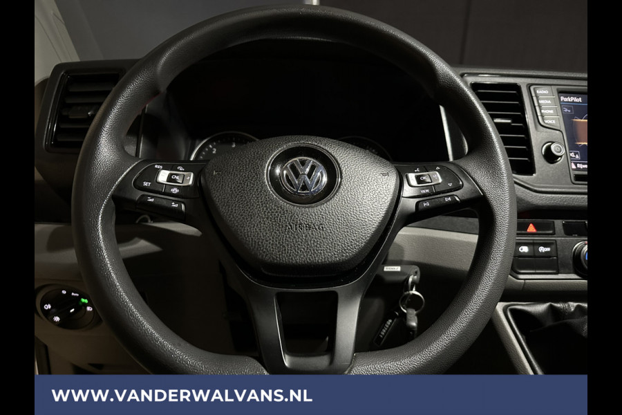Volkswagen Crafter 2.0 TDI 140 pk L3H3 L2H2 Euro6 Airco | Camera | 3000kg trekvermogen | Apple Carplay Android Auto, CruiseControl, Parkeersensoren, Chauffeursstoel, Bijrijdersbank