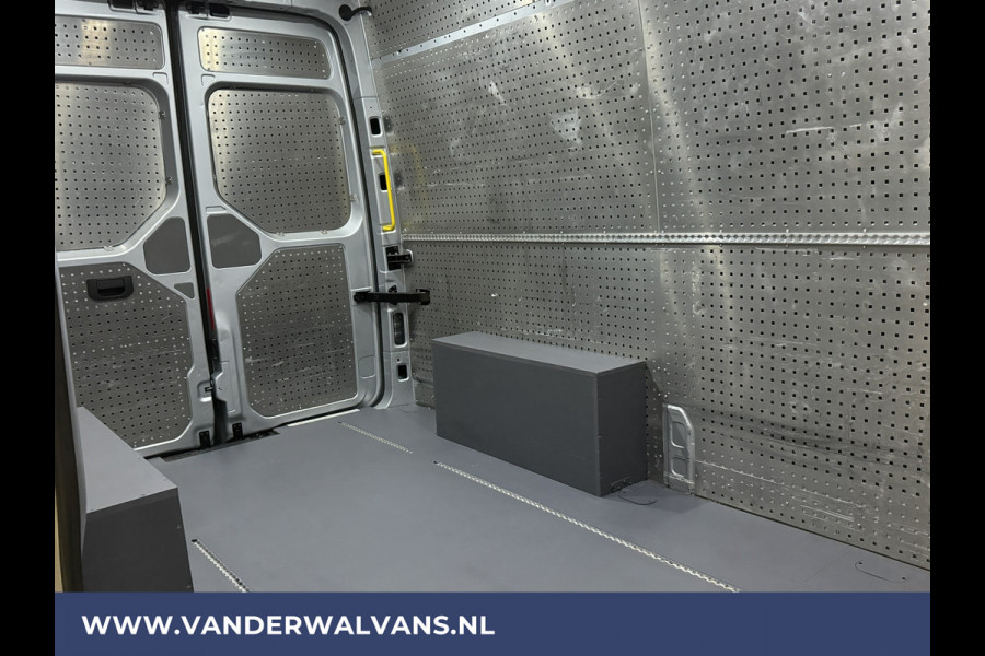Volkswagen Crafter 2.0 TDI 140 pk L3H3 L2H2 Euro6 Airco | Camera | 3000kg trekvermogen | Apple Carplay Android Auto, CruiseControl, Parkeersensoren, Chauffeursstoel, Bijrijdersbank