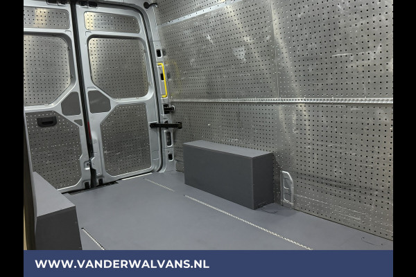 Volkswagen Crafter 2.0 TDI 140 pk L3H3 L2H2 Euro6 Airco | Camera | 3000kg trekvermogen | Apple Carplay Android Auto, CruiseControl, Parkeersensoren, Chauffeursstoel, Bijrijdersbank