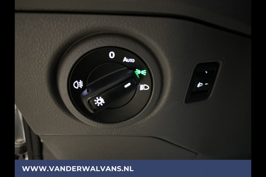 Volkswagen Crafter 2.0 TDI 140 pk L3H3 L2H2 Euro6 Airco | Camera | 3000kg trekvermogen | Apple Carplay Android Auto, CruiseControl, Parkeersensoren, Chauffeursstoel, Bijrijdersbank