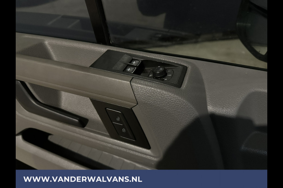 Volkswagen Crafter 2.0 TDI 140 pk L3H3 L2H2 Euro6 Airco | Camera | 3000kg trekvermogen | Apple Carplay Android Auto, CruiseControl, Parkeersensoren, Chauffeursstoel, Bijrijdersbank