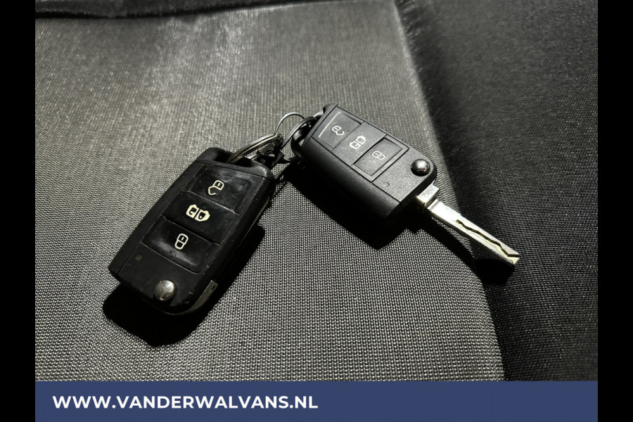 Volkswagen Crafter 2.0 TDI 140 pk L3H3 L2H2 Euro6 Airco | Camera | 3000kg trekvermogen | Apple Carplay Android Auto, CruiseControl, Parkeersensoren, Chauffeursstoel, Bijrijdersbank