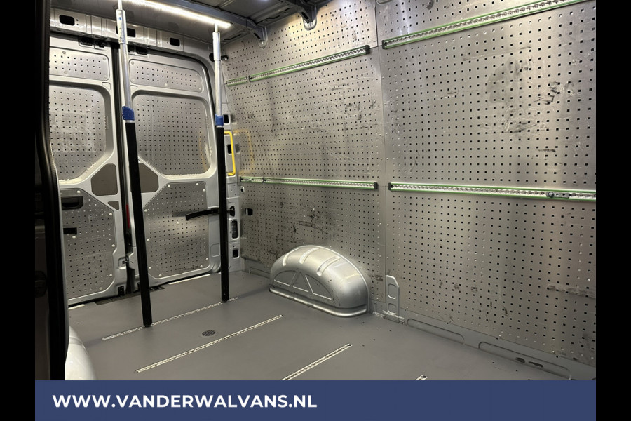 Volkswagen Crafter 2.0 TDI 140 pk L3H3 L2H2 Euro6 ** Airco | 3000kg Trekvermogen | Cruisecontrol | Parkeersensoren Bijrijdersbank, verwarmde voorruit, multimedia voorbereiding