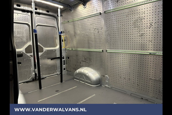 Volkswagen Crafter 2.0 TDI 140 pk L3H3 L2H2 Euro6 ** Airco | 3000kg Trekvermogen | Cruisecontrol | Parkeersensoren Bijrijdersbank, verwarmde voorruit, multimedia voorbereiding