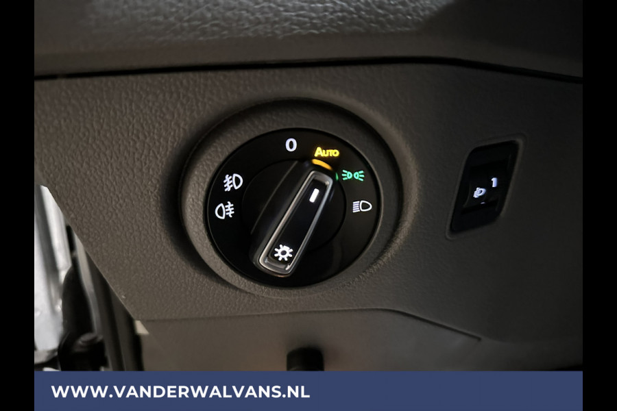 Volkswagen Crafter 2.0 TDI 140 pk L3H3 L2H2 Euro6 ** Airco | 3000kg Trekvermogen | Cruisecontrol | Parkeersensoren Bijrijdersbank, verwarmde voorruit, multimedia voorbereiding