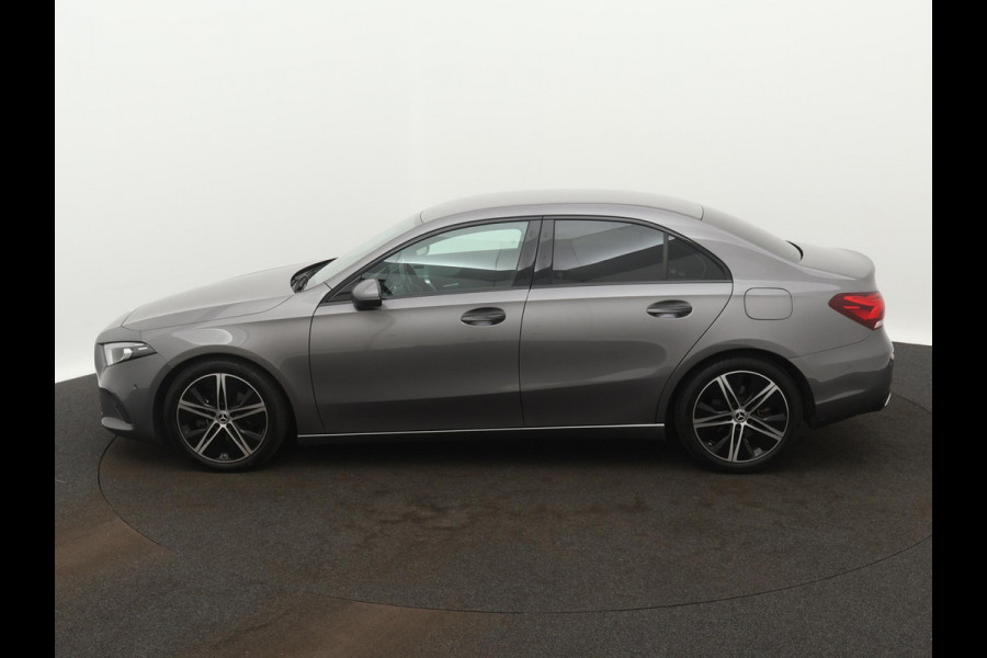 Mercedes-Benz A-Klasse 200 Premium SFEERVERLICHTING WIDE-SCREEN CAMERA LEER