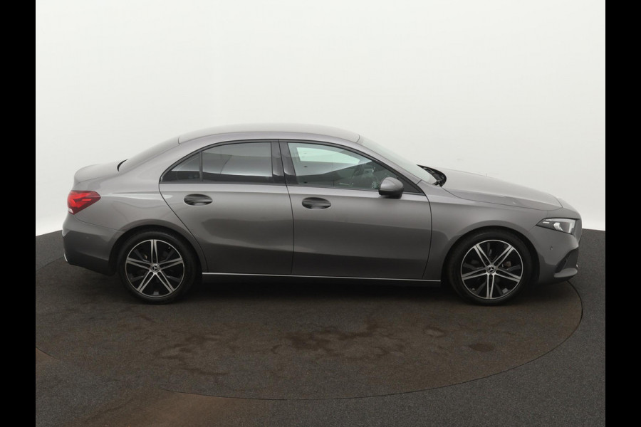 Mercedes-Benz A-Klasse 200 Premium SFEERVERLICHTING WIDE-SCREEN CAMERA LEER