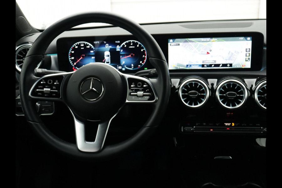 Mercedes-Benz A-Klasse 200 Premium SFEERVERLICHTING WIDE-SCREEN CAMERA LEER