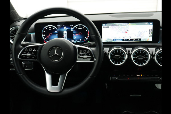 Mercedes-Benz A-Klasse 200 Premium SFEERVERLICHTING WIDE-SCREEN CAMERA LEER