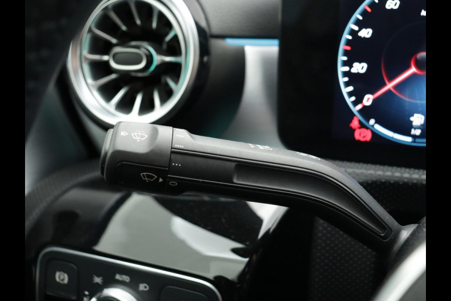 Mercedes-Benz A-Klasse 200 Premium SFEERVERLICHTING WIDE-SCREEN CAMERA LEER