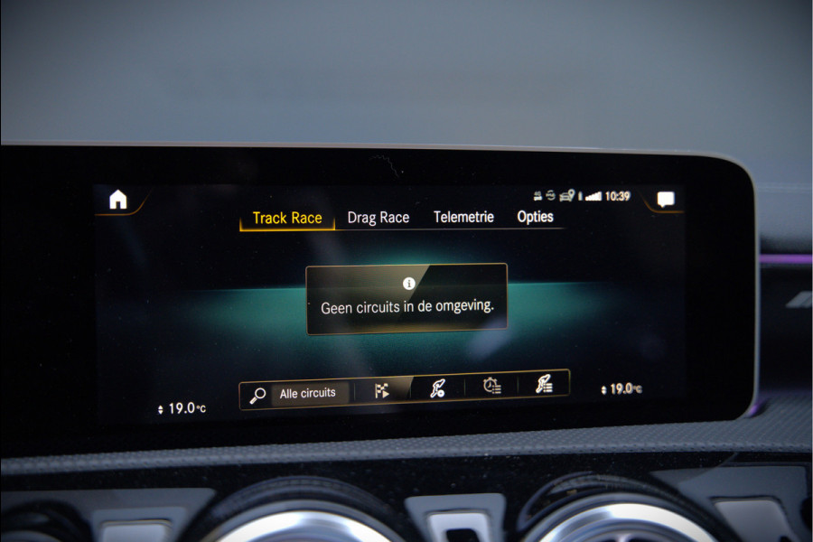 Mercedes-Benz A-Klasse AMG 35 4MATIC Edition 1 | Panoramadak | Burmester | AMG Performance Recaro stoelen | Stoelverwarming | Keyless | Aero pack | Adaptive Cruise Control | Ambiance verlichting | 360 Camera |
