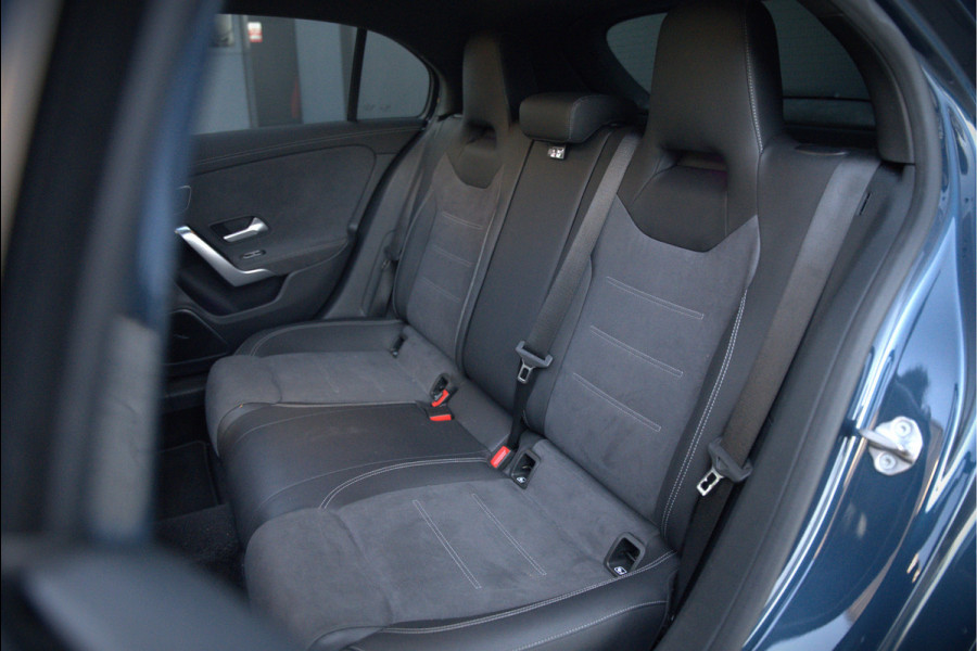 Mercedes-Benz A-Klasse AMG 35 4MATIC Edition 1 | Panoramadak | Burmester | AMG Performance Recaro stoelen | Stoelverwarming | Keyless | Aero pack | Adaptive Cruise Control | Ambiance verlichting | 360 Camera |