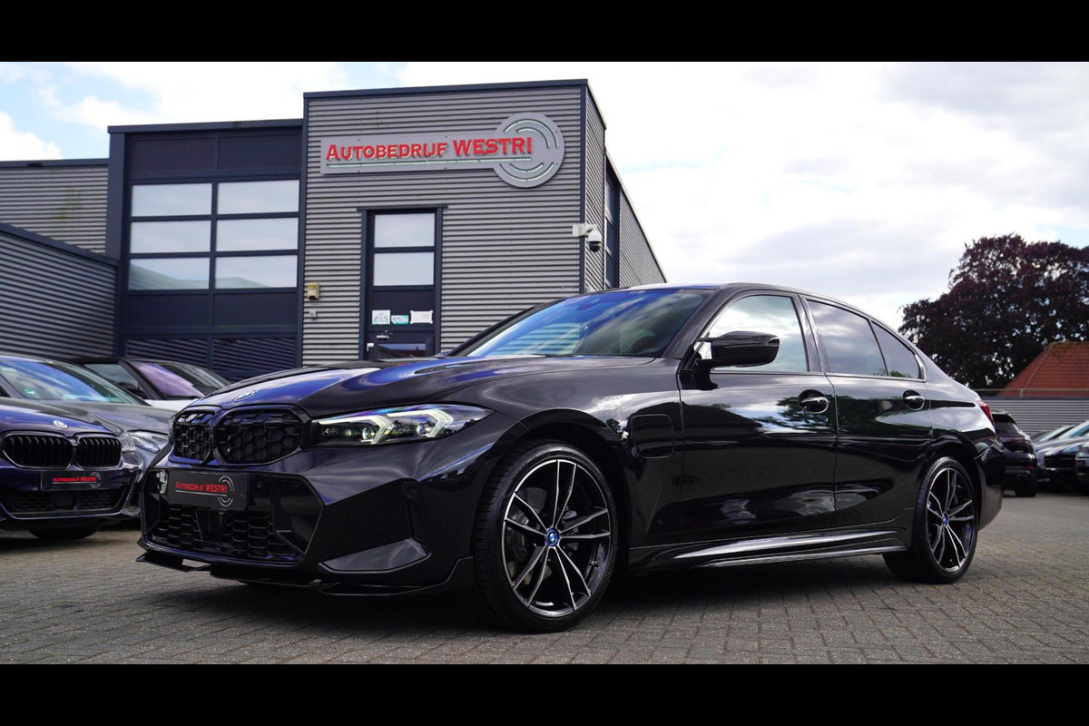 BMW 3-serie 330e xDrive M-pakket | BMW LED | Adaptieve Cruise | Camera | Harman/Kardon | Carbon | Driving Assistant | Active Guard BMW 3-serie 330e xDrive M-pakket | BMW LED | Adaptieve Cruise | Camera | Harman/Kardon | Carbon | Driving Assistant | Active Guard