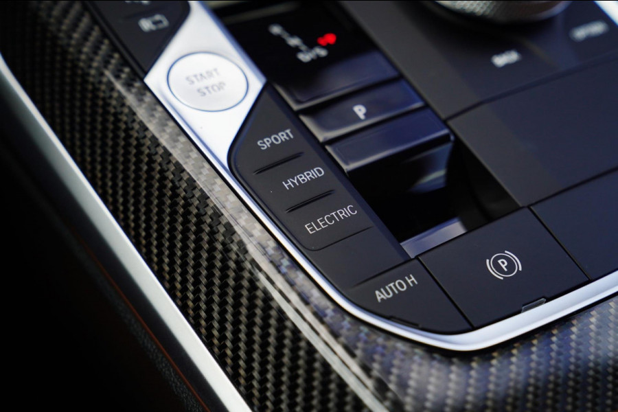 BMW 3-serie 330e xDrive M-pakket | BMW LED | Adaptieve Cruise | Camera | Harman/Kardon | Carbon | Driving Assistant | Active Guard