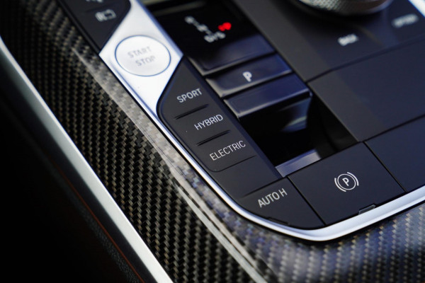 BMW 3-serie 330e xDrive M-pakket | BMW LED | Adaptieve Cruise | Camera | Harman/Kardon | Carbon | Driving Assistant | Active Guard