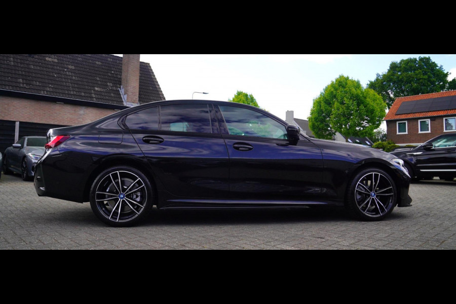 BMW 3-serie 330e xDrive M-pakket | BMW LED | Adaptieve Cruise | Camera | Harman/Kardon | Carbon | Driving Assistant | Active Guard