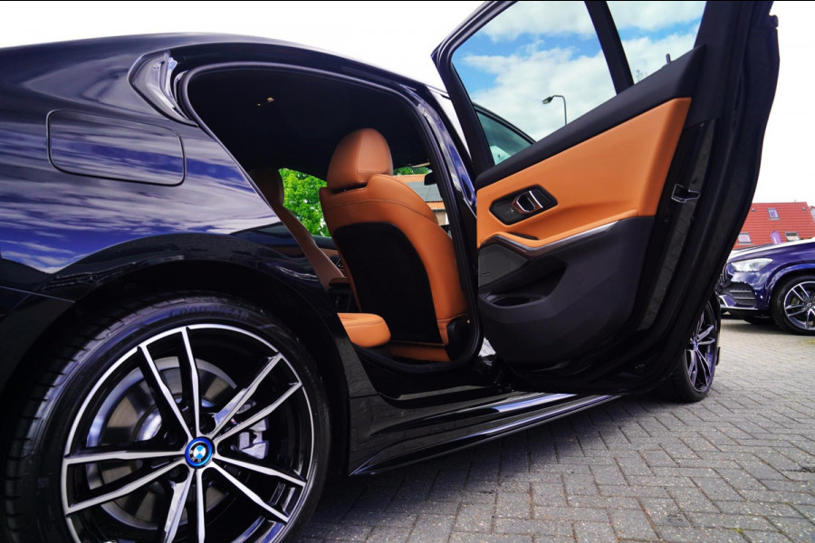 BMW 3-serie 330e xDrive M-pakket | BMW LED | Adaptieve Cruise | Camera | Harman/Kardon | Carbon | Driving Assistant | Active Guard