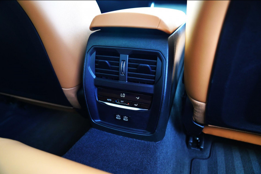 BMW 3-serie 330e xDrive M-pakket | BMW LED | Adaptieve Cruise | Camera | Harman/Kardon | Carbon | Driving Assistant | Active Guard