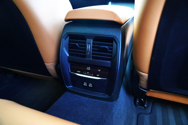 BMW 3-serie 330e xDrive M-pakket | BMW LED | Adaptieve Cruise | Camera | Harman/Kardon | Carbon | Driving Assistant | Active Guard
