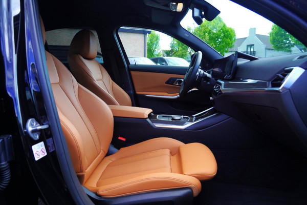 BMW 3-serie 330e xDrive M-pakket | BMW LED | Adaptieve Cruise | Camera | Harman/Kardon | Carbon | Driving Assistant | Active Guard