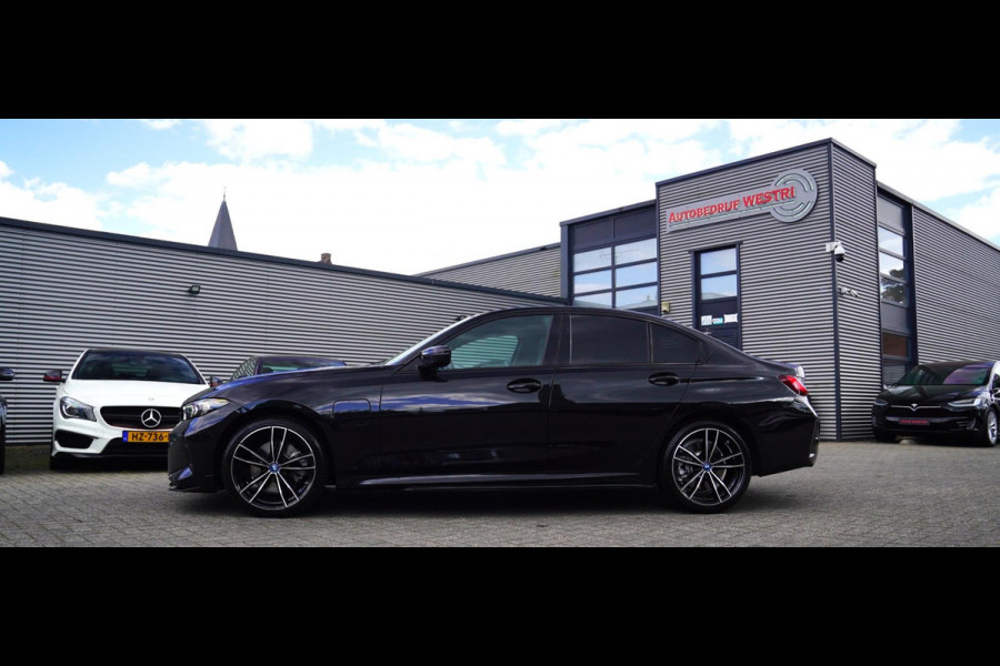 BMW 3-serie 330e xDrive M-pakket | BMW LED | Adaptieve Cruise | Camera | Harman/Kardon | Carbon | Driving Assistant | Active Guard