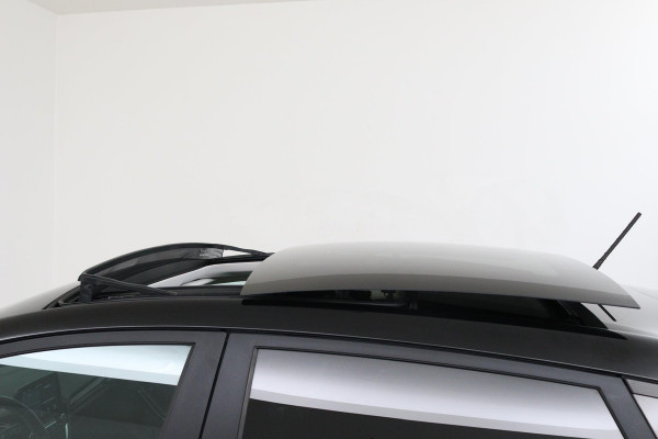 Ford Fiesta 1.0 EcoBoost Vignale (PANORAMADAK, PARKEERSENSOREN, STOELVERWARMING, LANE-ASSIST, CRUISE ADAPTIEF, NAVIGATIE, CAMERA)