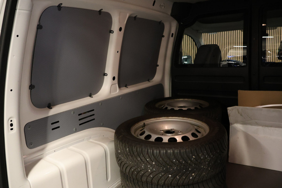 Volkswagen Caddy 1.4 TSI R-Line DSG | Bi-Xenon | Navigatie | CarPlay | Climate Control | Stoelverwarming | PDC V+A | Multifunctioneel stuur | Airco | Cruise control | Schroefset | Spoilerkit | Dealer onderhouden | Nieuwe APK | Groot onderhoudsbeurt | BPM Vrij