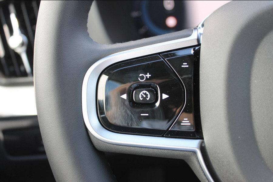 Volvo XC60 T6 Plug-in hybrid AWD Plus Black Edition Long Range / Panoramisch schuif-kanteldak / Google infotainment / 21" lichtmetalen velgen / Stoel en stuurwielverwarming