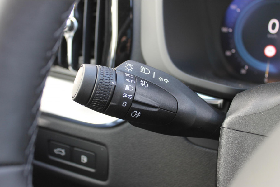Volvo XC60 T6 Plug-in hybrid AWD Plus Black Edition Long Range / Panoramisch schuif-kanteldak / Google infotainment / 21" lichtmetalen velgen / Stoel en stuurwielverwarming