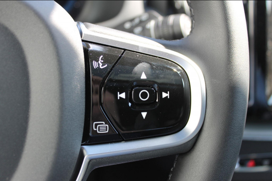 Volvo XC60 T6 Plug-in hybrid AWD Plus Black Edition Long Range / Panoramisch schuif-kanteldak / Google infotainment / 21" lichtmetalen velgen / Stoel en stuurwielverwarming